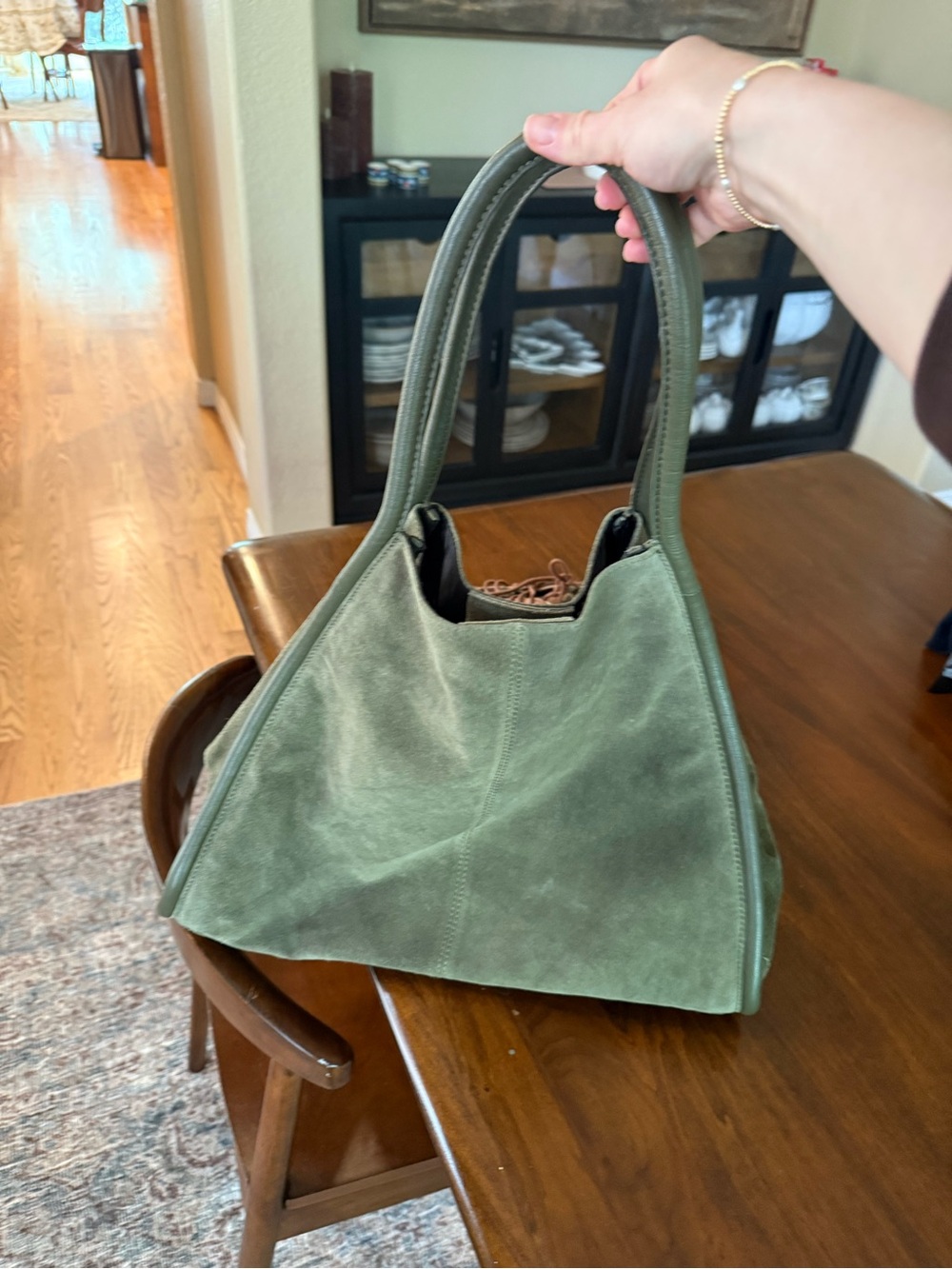 Viral ASOS DESIGN suede tubular tote bag in forest green - Picture 5 of 9